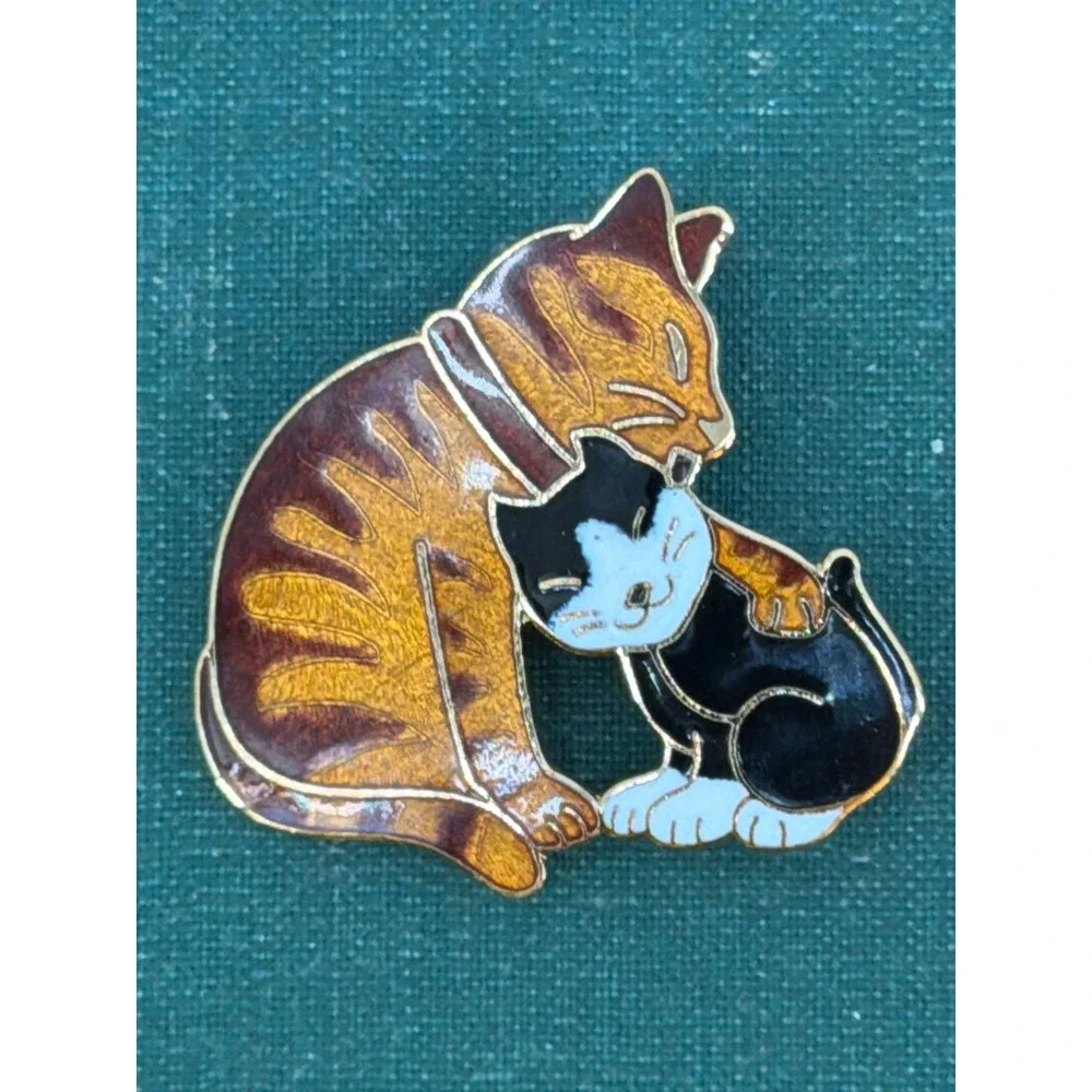 Vintage Enamel Cuddle Cats Brooch Pin Orange Tabby Tuxedo Kitten Gold Tone